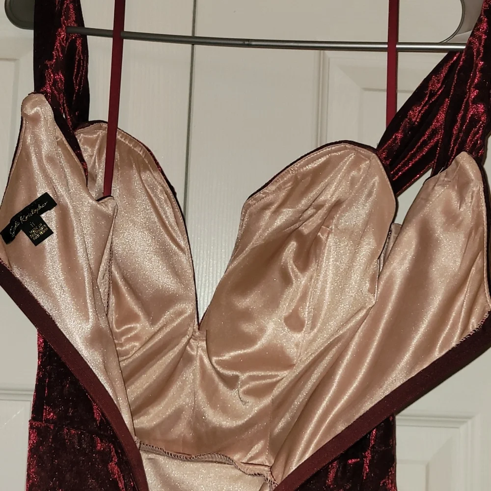 Formal floor length burgundy velvet gown. - Picture 4 of 4